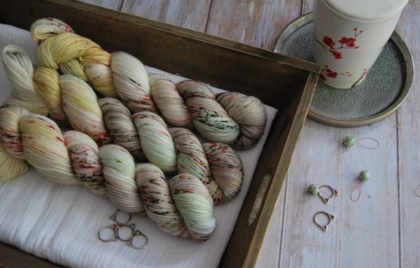 une-louve-dans-les-bois-1-merino-artisanal-teinte-main-twist-sock-ecumes