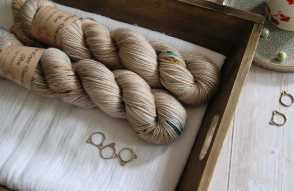 une-louve-dans-les-bois-1-merino-artisanal-teinte-main-twist-sock-en-amoureux-sur-la-plage