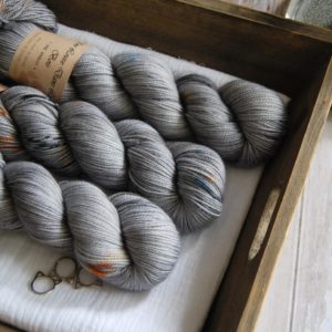 une-louve-dans-les-bois-1-merino-artisanal-teinte-main-twist-sock-epaves-en-mer-d-iroise