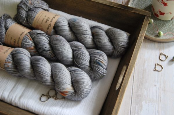 une-louve-dans-les-bois-1-merino-artisanal-teinte-main-twist-sock-epaves-en-mer-d-iroise