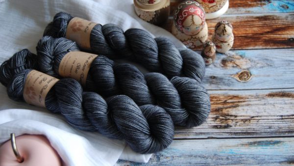 une-louve-dans-les-bois-1-merino-artisanal-teinte-main-twist-sock-graphite