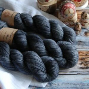 une-louve-dans-les-bois-1-merino-artisanal-teinte-main-twist-sock-graphite une-louve-dans-les-bois-1-merino-artisanal-teinte-main-twist-sock-graphite
