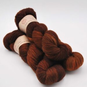 une-louve-dans-les-bois-1-merino-artisanal-teinte-main-twist-sock-l-odeur-du-bois une-louve-dans-les-bois-2-merino-artisanal-teinte-main-twist-sock-l-odeur-du-bois