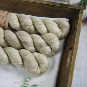 une-louve-dans-les-bois-1-merino-artisanal-teinte-main-twist-sock-latte