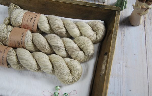 une-louve-dans-les-bois-1-merino-artisanal-teinte-main-twist-sock-latte