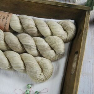 une-louve-dans-les-bois-1-merino-artisanal-teinte-main-twist-sock-latte une-louve-dans-les-bois-1-merino-artisanal-teinte-main-twist-sock-latte