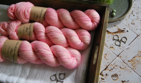 une-louve-dans-les-bois-1-merino-artisanal-teinte-main-twist-sock-little-lady