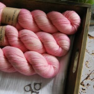 une-louve-dans-les-bois-1-merino-artisanal-teinte-main-twist-sock-little-lady une-louve-dans-les-bois-1-merino-artisanal-teinte-main-twist-sock-little-lady