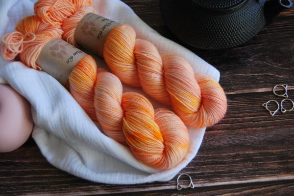 une-louve-dans-les-bois-1-merino-artisanal-teinte-main-twist-sock-marmelade-d-agrumes