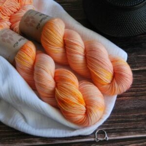 une-louve-dans-les-bois-1-merino-artisanal-teinte-main-twist-sock-marmelade-d-agrumes une-louve-dans-les-bois-1-merino-artisanal-teinte-main-twist-sock-marmelade-d-agrumes