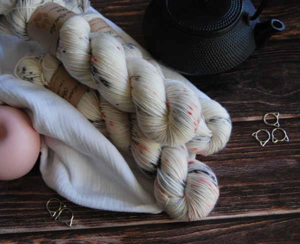 une-louve-dans-les-bois-1-merino-artisanal-teinte-main-twist-sock-nebuleuse