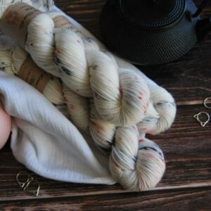 une-louve-dans-les-bois-1-merino-artisanal-teinte-main-twist-sock-nebuleuse une-louve-dans-les-bois-1-merino-artisanal-teinte-main-twist-sock-nebuleuse