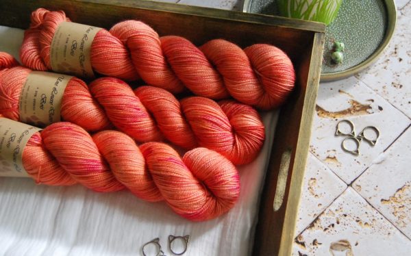 une-louve-dans-les-bois-1-merino-artisanal-teinte-main-twist-sock-palais-des-vents