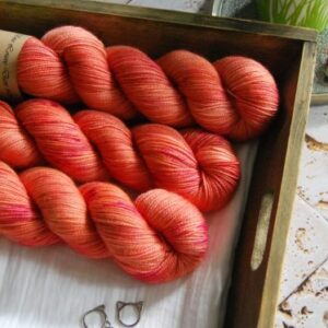 une-louve-dans-les-bois-1-merino-artisanal-teinte-main-twist-sock-palais-des-vents une-louve-dans-les-bois-1-merino-artisanal-teinte-main-twist-sock-palais-des-vents