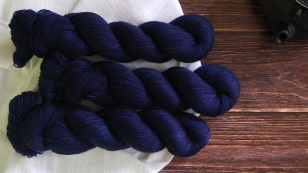 une-louve-dans-les-bois-1-merino-artisanal-teinte-main-twist-sock-sailors-and-fishermen