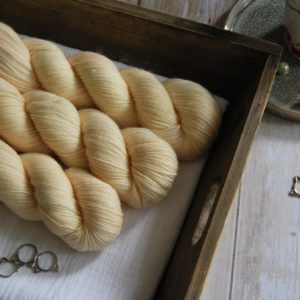 une-louve-dans-les-bois-1-merino-artisanal-teinte-main-twist-sock-soleil-de-minuit