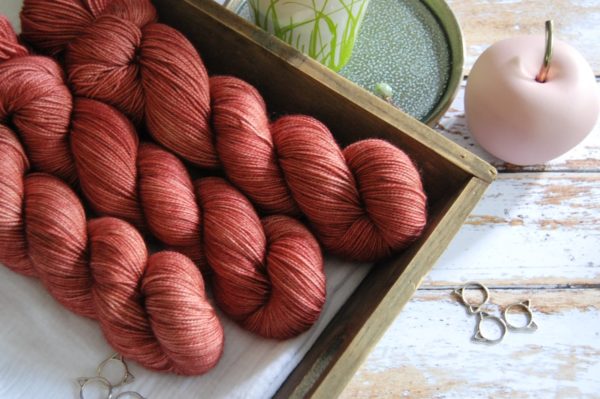 une-louve-dans-les-bois-1-merino-artisanal-teinte-main-twist-sock-tea-time