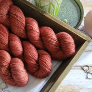 une-louve-dans-les-bois-1-merino-artisanal-teinte-main-twist-sock-tea-time une-louve-dans-les-bois-1-merino-artisanal-teinte-main-twist-sock-tea-time