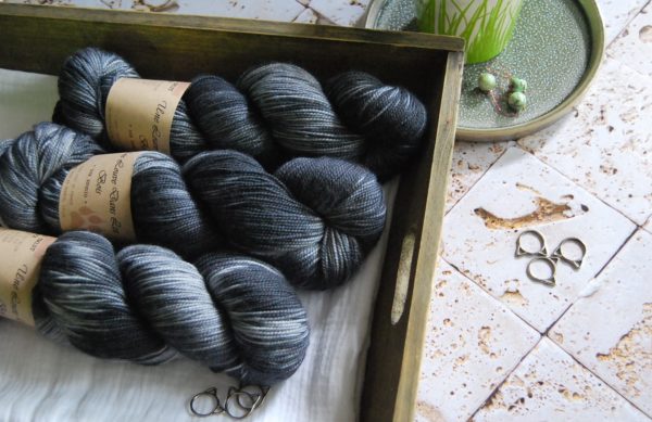 une-louve-dans-les-bois-1-merino-artisanal-teinte-main-twist-sock-tungstene