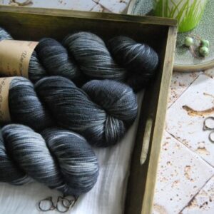 une-louve-dans-les-bois-1-merino-artisanal-teinte-main-twist-sock-tungstene une-louve-dans-les-bois-1-merino-artisanal-teinte-main-twist-sock-tungstene