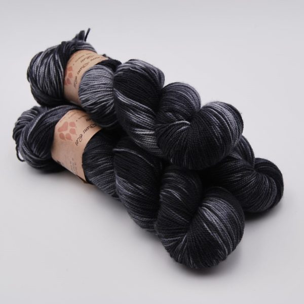 une-louve-dans-les-bois-1-merino-artisanal-teinte-main-twist-sock-tungstène