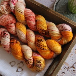 une-louve-dans-les-bois-1-merino-artisanal-teinte-main-twist-sock-waiting_for_summer