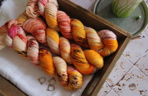 une-louve-dans-les-bois-1-merino-artisanal-teinte-main-twist-sock-waiting_for_summer