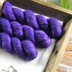une-louve-dans-les-bois-2-laine-artisanal-teinte-main-DK-merino-1001-nuits une-louve-dans-les-bois-2-laine-artisanal-teinte-main-DK-merino-1001-nuits