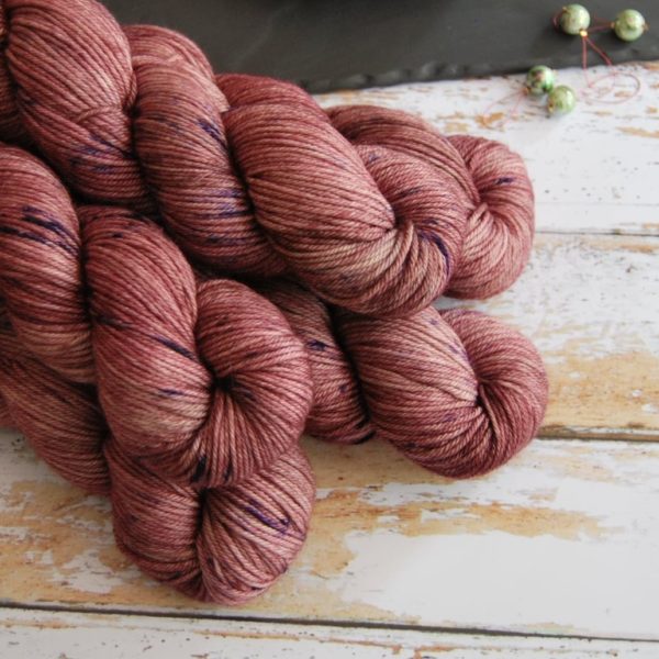 une-louve-dans-les-bois-2-laine-artisanal-teinte-main-DK-merino-blueberry-sorbet