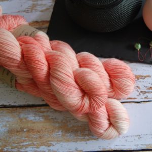 une-louve-dans-les-bois-2-laine-artisanal-teinte-main-DK-merino-coral-bay