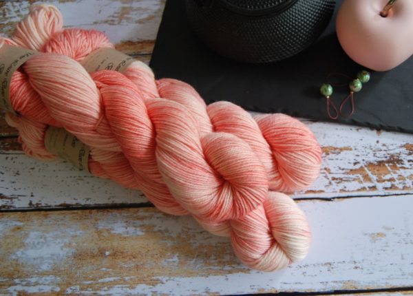 une-louve-dans-les-bois-2-laine-artisanal-teinte-main-DK-merino-coral-bay