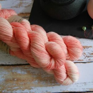 une-louve-dans-les-bois-2-laine-artisanal-teinte-main-DK-merino-coral-bay une-louve-dans-les-bois-2-laine-artisanal-teinte-main-DK-merino-coral-bay