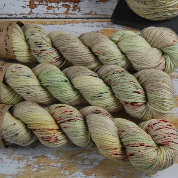 une-louve-dans-les-bois-2-laine-artisanal-teinte-main-DK-merino-ecumes