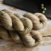 une-louve-dans-les-bois-2-laine-artisanal-teinte-main-DK-merino-en-amoureux-sur-la-plage une-louve-dans-les-bois-2-laine-artisanal-teinte-main-DK-merino-en-amoureux-sur-la-plage