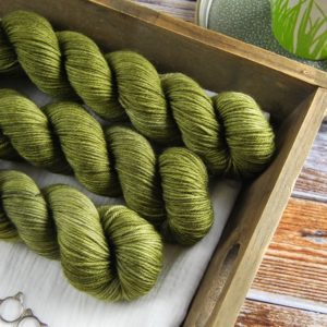 une-louve-dans-les-bois-2-laine-artisanal-teinte-main-DK-merino-en-terres-d-irlande