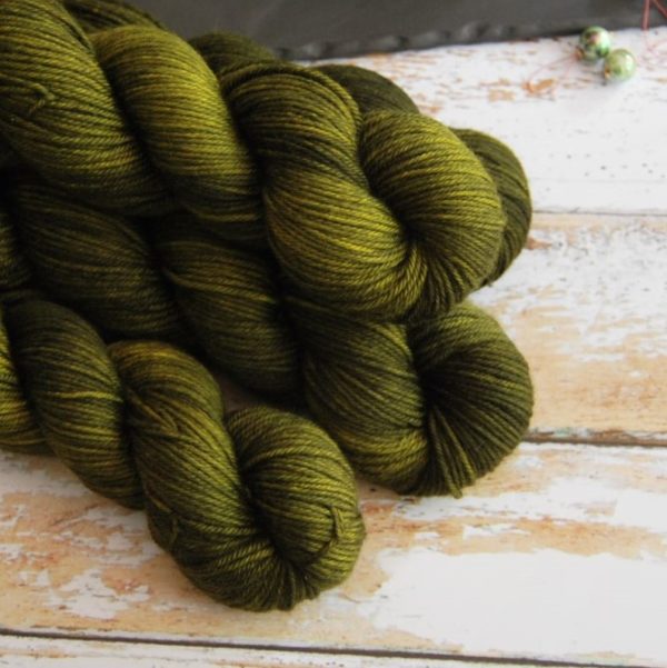 une-louve-dans-les-bois-2-laine-artisanal-teinte-main-DK-merino-foret-noire