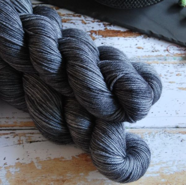 une-louve-dans-les-bois-2-laine-artisanal-teinte-main-DK-merino-graphite