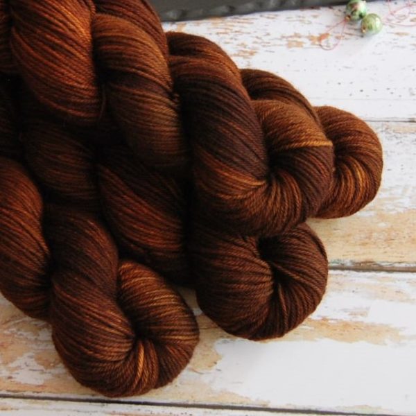 une-louve-dans-les-bois-2-laine-artisanal-teinte-main-DK-merino-l-odeur-du-bois