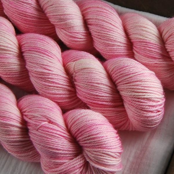 une-louve-dans-les-bois-2-laine-artisanal-teinte-main-DK-merino-little-lady