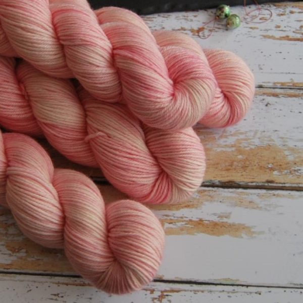 une-louve-dans-les-bois-2-laine-artisanal-teinte-main-DK-merino-little-lady