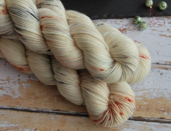 une-louve-dans-les-bois-2-laine-artisanal-teinte-main-DK-merino-nebuleuse