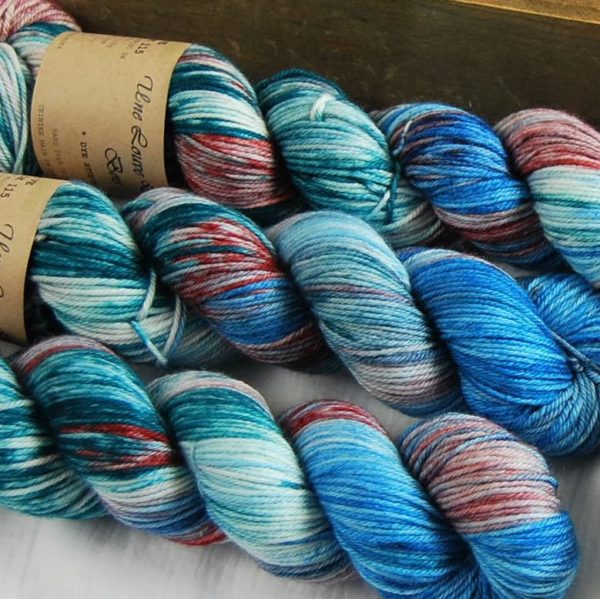 une-louve-dans-les-bois-2-laine-artisanal-teinte-main-DK-merino-nympheas