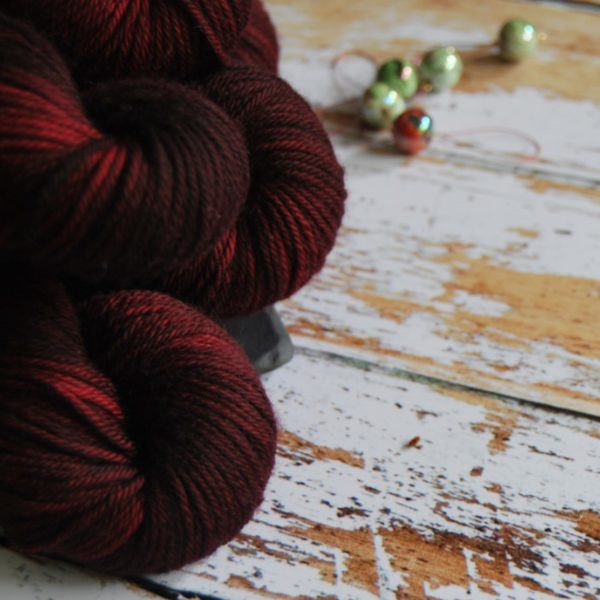 une-louve-dans-les-bois-2-laine-artisanal-teinte-main-DK-merino-petite-griotte