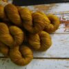 une-louve-dans-les-bois-2-laine-artisanal-teinte-main-DK-merino-ruee-vers-l-or une-louve-dans-les-bois-2-laine-artisanal-teinte-main-DK-merino-ruee-vers-l-or