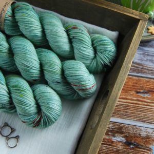 une-louve-dans-les-bois-2-laine-artisanal-teinte-main-DK-merino-sirenes