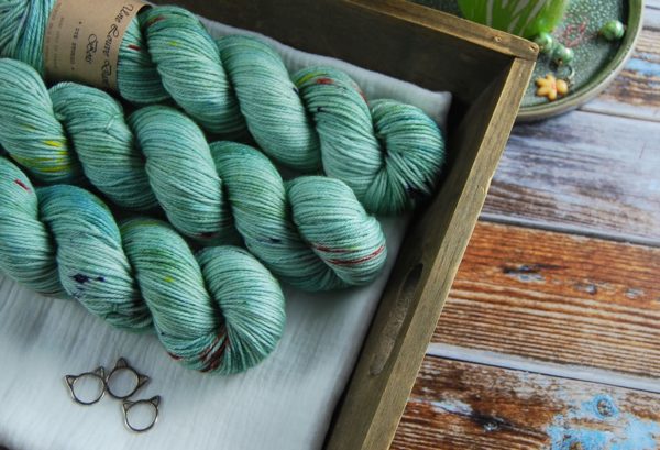 une-louve-dans-les-bois-2-laine-artisanal-teinte-main-DK-merino-sirenes