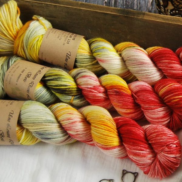 une-louve-dans-les-bois-2-laine-artisanal-teinte-main-DK-merino-soleil-couchant-sur-la-ville