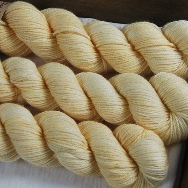 une-louve-dans-les-bois-2-laine-artisanal-teinte-main-DK-merino-soleil-de-minuit