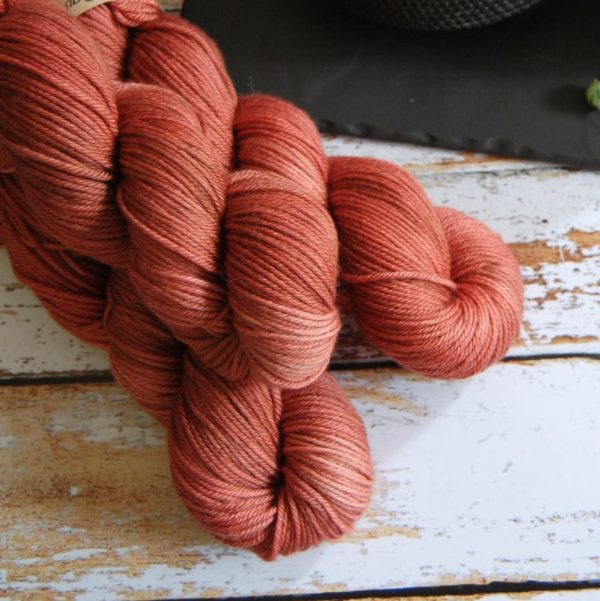 une-louve-dans-les-bois-2-laine-artisanal-teinte-main-DK-merino-tea-time