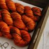 une-louve-dans-les-bois-2-laine-artisanal-teinte-main-alpaga-soie-cachemire-DK-au-coin-du-feu une-louve-dans-les-bois-2-laine-artisanal-teinte-main-alpaga-soie-cachemire-DK-au-coin-du-feu